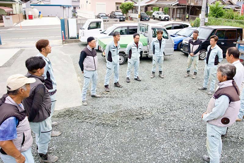 朝礼（本日の作業確認・安全ミーティング等）