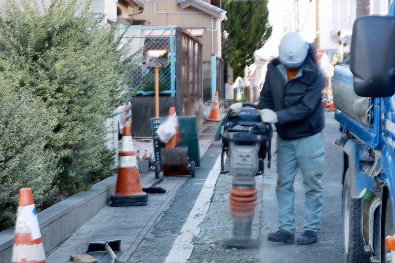 共栄配管株式会社 転圧の様子