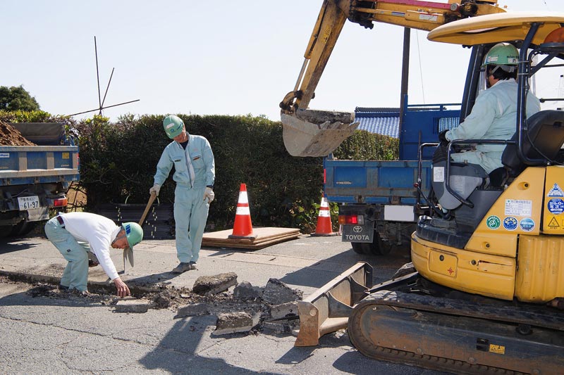 共栄配管株式会社 道路掘削の様子