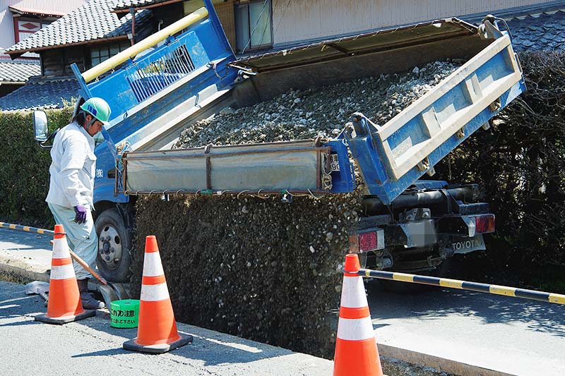 共栄配管株式会社 埋戻し作業の様子