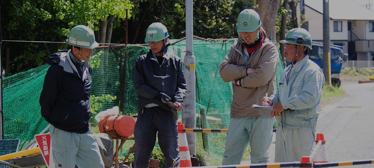 共栄配管株式会社 ガス配管作業中